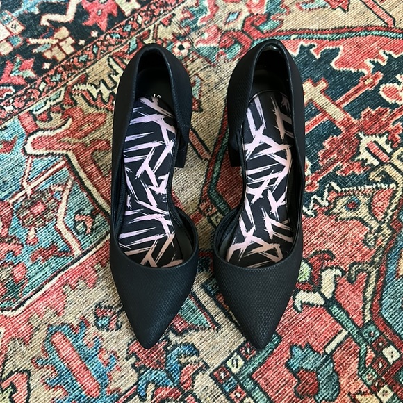 Spring black pointed toe heel - Picture 3 of 3